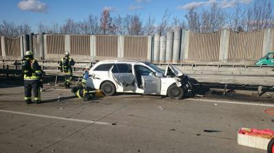Kirchheim: Mehrere Verletzte nach schwerem Unfall auf der A8 - LKW liegt quer, 2 Pkw ebenfalls beteiligt, riesiges Truemmerfeld